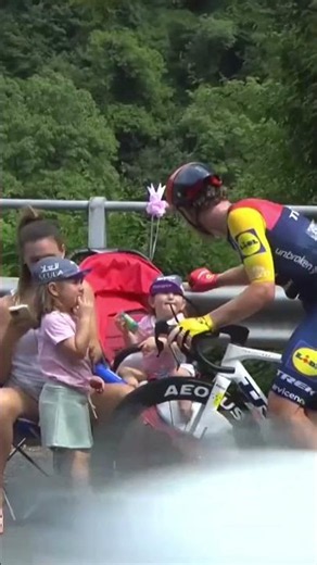 🥰 Momentazo total: Simone Consonni se para con su familia en plena carrera. #GirodItalia