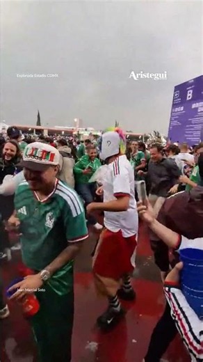 ¡Se arma la fiesta! El Payaso de Rodeo y ‘El Sonidito’ resuenan afuera del Azteca