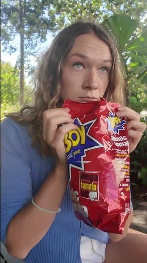 Nostalgic Australian snack! Trying Samboy chips - atomic tomato flavor! 🇦🇺 #snackreview
