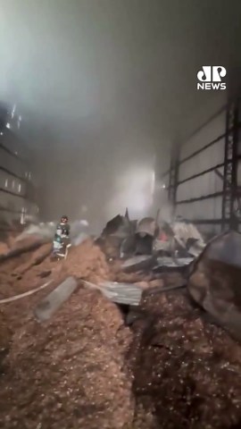 Uma explosão em uma área de armazenamento de amendoim e palha provocou um incêndio em uma indústria localizada na margem da Rodovia Comandante João Ribeiro de Barros (SP-294), entre Quintana e Pompeia, próximo ao distrito de Paulópolis. O fogo foi controlado pelas equipes de emergência. Ao todo, 11 pessoas ficaram feridas: seis sofreram queimaduras — sendo uma vítima fatal — e outras cinco tiveram ferimentos leves por inalação de fumaça. 🔗 Leia a matéria completa em: jovempan.com.br 📺 Confira 