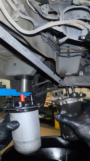 Diesel fuel filter replacement on an Opel Vivaro 👨‍🔧 #dieselengine#mechanic#pov#autorepair