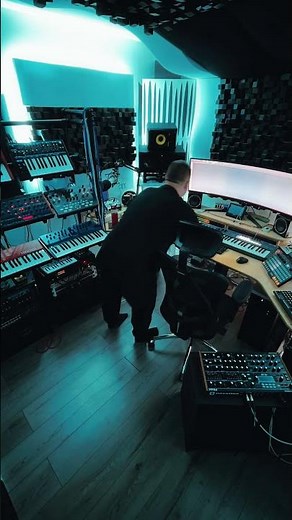 /// Studio timelapse - Building the intro of a new track — tweaking, shaping, sculpting.