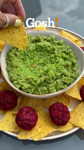 Woaah can you guess this Dip of the Month?! 🤔 Guys, this isn't your average gauc, you're gonna want to save this one! We made a delicious Pea-Guac! 💚 Save the recipe below to enjoy this delicious fusion of flavours, it's also cheaper than your average guac 😉 - in a food processor add 2 cups of thawed peas, 1/2 an onion, 1 jalapeño pepper, 1 tomato, juice from one lime, a handful of cilantro of season with salt and pepper - blend until all the ingredients are well combined and a slightly chunk