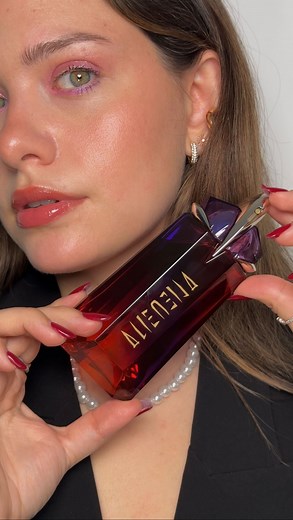 Perfumerías Rouge on Instagram: "Lanzamiento Alien Hypersense EDP de Mugler ✨ Una fragancia vibrante, con un aroma dulce y único. Tiene notas de pera y mandarina verde, con un fondo amaderado. El jazmín sambac, la flor distintiva de Alien, la vuelve completamente hipnótica, sensual y super femenina. ¿Ya la probaste? Lo consiguen como siempre en @perfumeriasrouge #PerfumeriasRouge #Lanzamiento #Fragancias #FraganciasFemeninas #Mugler #Reseña"