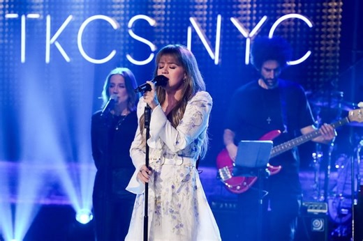 Kelly Clarkson Duets with Daughter Rive Rose in Las Vegas