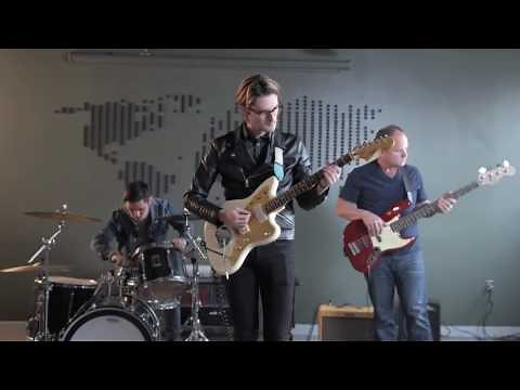 The world's first standalone automatic guitar tuner