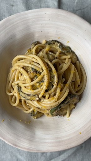 As we start approaching peak courgette season, I thought I would throw it back to one of my favourite recipes ever. A very simple but very delicious courgette spaghetti. Takes less than half an hour and is absolutely divine. For more quick, easy and delicious recipes check out my cookbook, Cooking Fast and Slow. Every chapter is a time frame so you always know what you’re working with! Link in bio to purchase! | Natalia Recipes & More