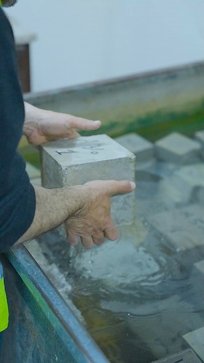 حص كسر العينات الخرسانية حسب المواصفة البريطانية الأوروبية BS EN 12390-3 يُستخدم هذا الفحص لتحديد قوة كسر الخرسانة والتحقق من مطابقتها للقوة التصميمية المطلوبة. يتم إجراء الاختبار باستخدام مكبس ضغط معتمد وعلى عينات تم إعدادها وإنضاجها وفق المواصفات القياسية لضمان دقة النتائج. 🧪 Concrete Compressive Strength Test According to BS EN 12390-3 This test evaluates whether the compressive strength of concrete samples meets the specified design requirements. It is conducted using a calibrated compressi