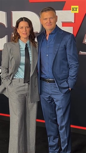 From Neve Campbell to Courteney Cox, the original cast of ‘Scream’ was not missing their chance to reunite on the carpet at the ‘Scream 7’ premiere. 🖤😱 | Entertainment Tonight