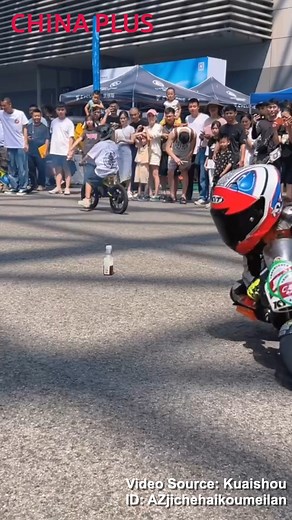 Xia Bo'en, a 6-year-old boy, stunned the public by showing off his fancy motorbike skills at this year's China International Motorcycle Trade Exhibition in Chongqing, drawing whoops and applause. Having trained for a long time under the professional guidance of his father, the boy is not only passionate about motorbikes but also about helping people. He grew his hair long to have it cut and made into a wig for sick kids who had a greater need for it. Established in 2002, the event that's also kn