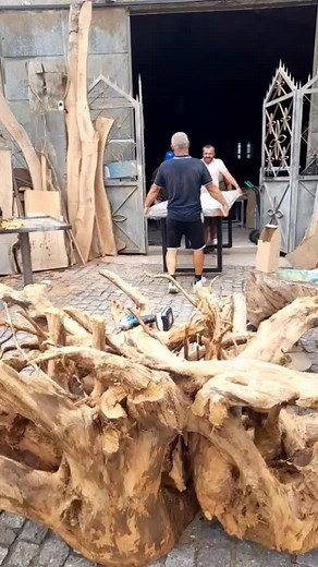 3.6K views · 152 reactions | O atelier não para o @paulomoura928 mesmo em férias da a ajudinha é quem passa à frente como o Manel da gandra e o playboy Tone augusto lá são metidos a contribuição e o @igorcarvalho170 lá foi até Lisboa fazer entregas  | Matias Da Costa Amadeus | Facebook