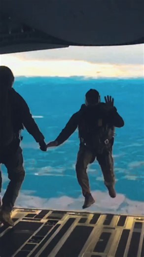 @foujii_01___ on Instagram: "🫵 日本利用压电瓷砖将脚步转化为电能。这些瓷砖捕捉来自你脚步的动能。当你行走时，你的重量和动作会对瓷砖产生压力。瓷砖会轻微弯曲，从而产生机械应力。瓷砖内部的压电材料将这种应力转化为电能。每一步都会产生少量电荷，而数百万步结合在一起就能产生足够的电力来驱动 LED 灯、数字显示屏和传感器。在像涩谷车站这样繁忙的地方，每天大约有 240 万个脚步为这一系统作出贡献。这些电能可以被储存或立即使用，从而减少对传统电力来源的依赖，并支持可持续的城市基础设施。这种方法将日常运动转化为实用的可再生能源 #日本 #知识 #事实 #你知道吗 #推荐 #科技 #创新 #历史 #技术 #实验 #热门"