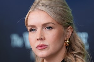 Congratulations pour in after Trump press secretary announces she’s pregnant