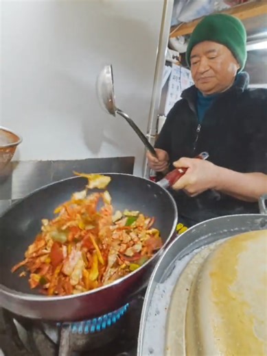 눈 오는 날 동대문 포장마차에서 먹는 즉석 짬뽕 한 그릇 눈발 날리는 동대문 먹거리장터, 포장마차 천막 안으로 들어갔습니다 아침마다 직접 반죽하고 숙성시킨 면을 주문받으면 그 자리에서 바로 뽑아주십니다 홍합을 아낌없이 넣어야 국물이 시원하다며 건네주신 짬뽕 한 그릇 사모님이 직접 담그신 김치 한 젓가락 올려 호호 불며 먹으니 얼었던 몸이 스르르 풀립니다 [동대문 먹거리장터 유진짬뽕] 📍 위치 서울 종로구 종로40길 6 (동대문역 9번 출구 도보 3분) ⏰ 영업시간 월~토 오전 10시 30분 - 오후 10시 매주 일요일 정기휴무 ※ 재료 소진 시 조기 마감 🎞️ 영상 속 메뉴 즉석 짬뽕 ₩8,000 ※ 촬영일 기준, 가격 변동 가능 - A Bowl of Fresh-made Jjamppong at a Dongdaemun Street Stall on a Snowy Day With snow flurrying in the air, I stepped into a street stall te