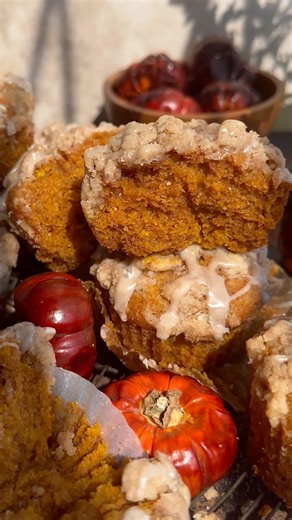 Pumpkin Streusel Muffins with Maple Glaze - they use a whole can of pumpkin and stay moist for days! #muffins #pumpkinseason #fallbaking #bakinglove | Blue Bowl