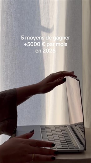 1. Monétiser une compétence pour laquelle tu es déjà douée (conseil, audit, montage vidéo...) 2. Apprendre une nouvelle compétence que tu pourras monétiser (prothésiste ongulaire, media buyer...) 3. Vendre un produit digital (comme un e-book) : risque faible, mais concurrence élevée. 4. Vendre tes services d’assistante à distance aux entrepreneurs. 5. Lancer ton e-commerce, mais pas n’importe lequel : un produit encore peu ou pas connu. Je partage sur mon site une liste de 20 produits rentables 