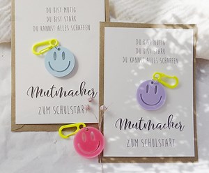 Einschulung Geschenk personalisiert Schlüsselanhänger Mutstein Mutmacher Smiley Schulkind Glücksbringer Schultüte Neon Anhänger Schulstart - Etsy.de