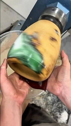 Making flower vases from wood and epoxy