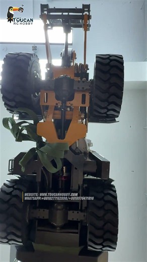 This is the perfect chance to show off my hydraulic telescopic crawler crane D1220!