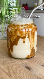 Salted caramel and banana Biscoff shake. Need I say anymore? 🍌🫶🏼🤎🐻 Blend the following: 2 bananas 2 large ice cubes 2 scoops salted caramel protein 1 tbsp Biscoff Soya milk for desired consistency Add to a jar with Biscoff #biscoff #veganprotein #proteinmilkshake #veganmilkshake #vegansmoothie #proteinsmoothie | Vegan Explorer Girl