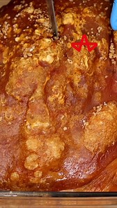 ¿Buscas la mejor receta de pierna de cerdo para estas fiestas? ¡Esta versión queda increíblemente jugosa y con un cuero super crujiente! Sigue los pasos y sorprende a todos. Ingredientes: 6 dientes de ajo grandes Sal y pimienta al gusto Zumo de una naranja Zumo de un limón Un chorrito de aceite Preparación: Prepara el adobo: Mezcla los dientes de ajo, sal, pimienta, el zumo de naranja y limón, y un chorrito de aceite. Tritura todo hasta obtener una mezcla homogénea. Inyecta la pierna: Usa una je