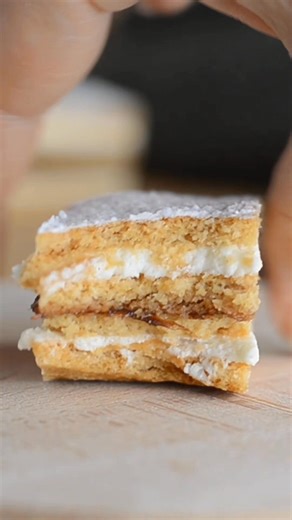 Medena Kata – tradicija u svakom zalogaju 🍯✨ Mekane medene kore, kremasto punjenje i savjet za savršene kore svaki put! 👩‍🍳 👇Recept u komentaru👇 | Natašine slastice - Kolaci.biz