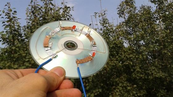 DIY solar panel from a CD: Easy light-powered circuit project!