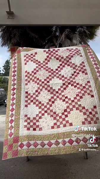 The wind was crazy this morning and we had a blast 😅 You can actually make this Irish Chain Quilt in a Day, in a single day, the #eleanorburns way. You can learn her shortcuts and finish in no time. You can find our Quilt in a Day tutorials online. Link in bio to the Irish Chain book, temporarily On Sale. #diychallenge #quiltinaday #beginnerquilts #beginnerfriendly #irishchain #eleanorburns #easyquilts #trendsetter #whoa #diamond #border