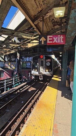 J train arriving at Myrtle av