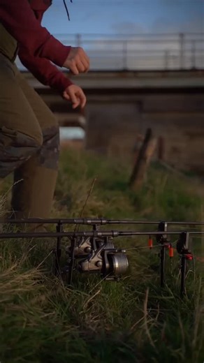 Trakker DE & AT on Instagram: "Lagen wieder nur Socken unterm Weihnachtsbaum 🧦? Hast du deiner Frau mal erklärt, dass man zum Überleben da draußen aktuell mehr braucht? Zum Beispiel Techpro Thermal Bib and Brace - unsere Winterjacke plus hoch geschnittener superwarmer Hose 🔥. Vielleicht passiert ja noch ein Wunder. Wir gönnen es dir! #Trakker #trakkerproducts #karpfenangeln #karpfen #Boilies #angeln #carpfishing #peche #onestepahead"