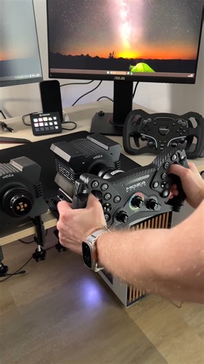MOZA Quick Release System — seamless swaps, zero compromise. 📷: @austrian_andy on TK #mozacreatorprogram25 #moza #mozaracing #racing #simracing #steeringwheel #gaming #gamingsetup #simracingsetup #quickrelease | MOZA Racing