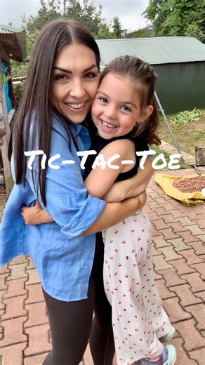Clare Cam 🇬🇧 English Teacher on Instagram: "Tic-Tac-Toe Give me a high, give me a low Give me a 3 in a row Rock, paper, scissors Dot, dot Line, line Spider crawling up your spin Egg crack down your back Which finger is that?….. HAVE FUN 🤍"