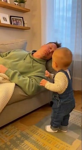 The Hilarious Fish Prank! #BabyPrank #FunnyDadMoment #FamilyLaughs #CaughtOnCamera #BabyComedy #Dad