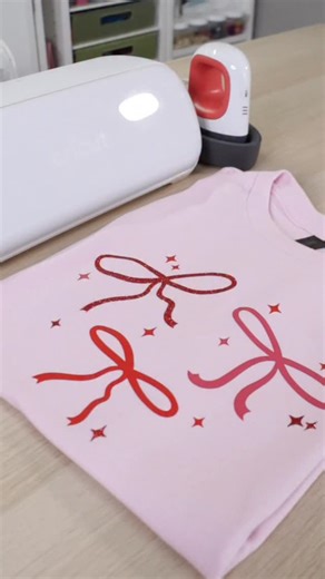 Make your own Christmas shirt with the Cricut Joy Xtra iron-on, it’s so easy and looks insanely cute. 🎄✨ And can we talk about those bows?! Literally the sweetest detail. 🎀😍 #cricutxmas #cricutnavidad #craftmas | Avanti Morocha