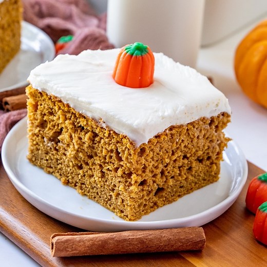 This Pumpkin Spice Cake starts with a boxed cake mix with pumpkin puree and topped with a delicious homemade buttery cream cheese frosting! RECIPE HERE: https://www.thecountrycook.net/pumpkin-spice-cake/ | The Country Cook