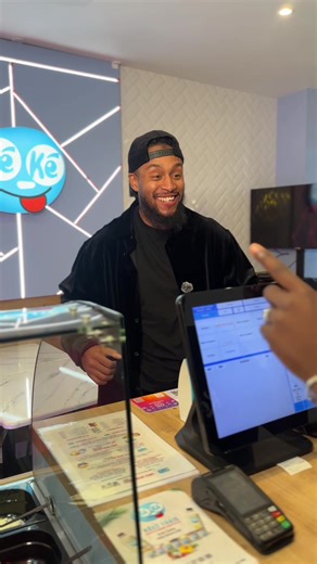 Dites-nous en commentaire 👇🏾 À la place du vendeur, vous auriez réagi comment ? 😅🤔 En attendant… vos thiakry/dégué préférés 🥛✨ sont disponibles chez Kéké Frais 😍 🗓 Horaires : 📍 Mardi au jeudi : 16h – 00h 📍 Vendredi & samedi : 16h – 2h du matin 🌙🔥 📍 Dimanche : 16h – 00h 📍 38 rue lécuyer, 93300 Aubervilliers On vous attend nombreux 🫶🏾💙 #fyp #Thiakry #ramadan #humour #pourtoi