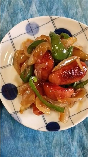 ウインナーに新玉と🫑の簡単オイソース味
