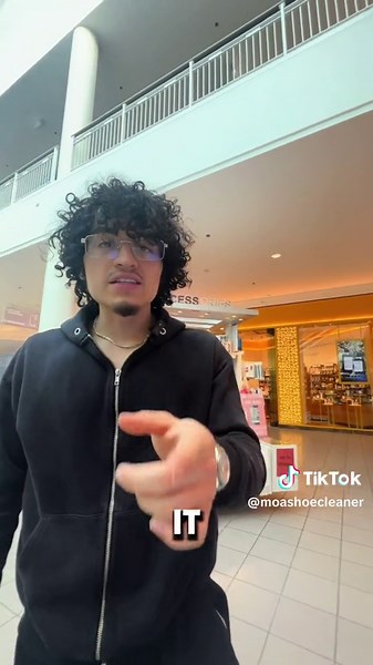 Mall shoe cleaners 🧼🧼 #sneakers #sneakerhead #fy #foryou #mallofamerica #shoecleaner #shoecleaning