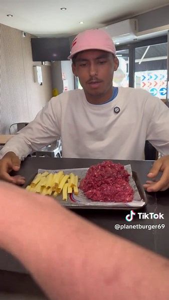 Planet’Burger 🍔 vous accueil 7/7 de 11h à 01h00 ⭐️ . Viande fraîche 🥩 et halal produit fait maison 😁 et tu peux retrouver même de la pizza 🍕 . @𝙰𝚖𝚒𝚗𝚎ツ🧇 @فارس . Les meilleur pour vous faire plaisir 😁 vous pouvez Nous trouver sur 📍121 Rue du 8 mai 1945, 69100 Villeurbanne à Lyon 🤩 #villeurbanne #lyon #france #tacos #pizza #burger #frais #viande #humour