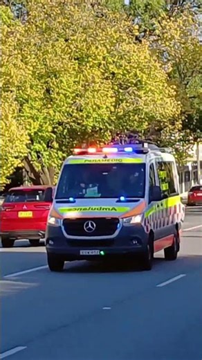 NSW Ambulance General Duties Car 1541 Responding with PHASER Siren!