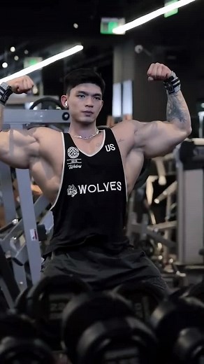 muscleman shows strong body at the gym😍😍#bodybuilding #fitness #sexyguy