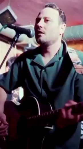 Our song RESTLESS, live at Dream bag & Jaguar shoes London for END OF TRAIL CREATIVE. #livemusic #london #indierockband