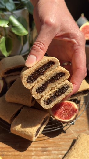 Homemade fig bars with a thick, smooth fig center - perfect for lunchboxes and late-night snacks! | Crowded Kitchen