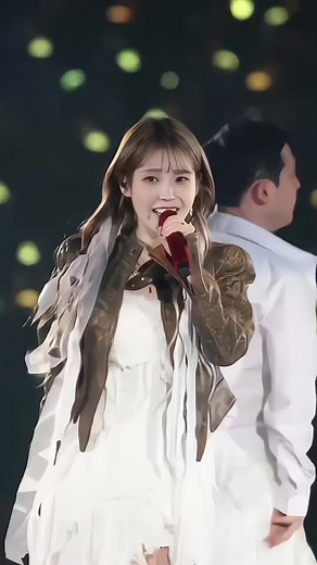 아이유 콘서트에서의 특별한 순간들