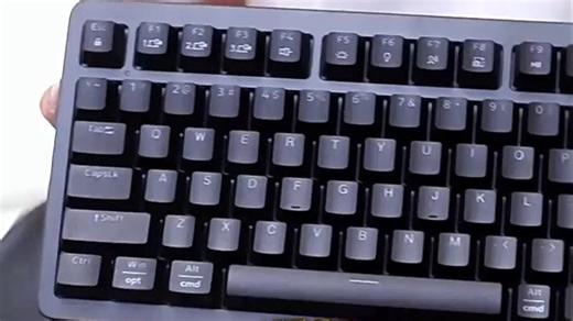 罗技无线键盘MK270，静音按键设计，适合家庭办公与深夜打字，低功耗续航久，连接稳定，轻松提升效率。