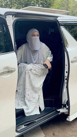 Nunha on Instagram: "Ha itu la kalau dah habis shopping untuk raya, rasa tak sanggup nak tengok account bank huhu TAPI kalau beli AWRA collection kita ni, dah la murah +ironless + breastfeeding friendly pula tu! Confirm kita tengok acc bank mash boleh tersengih sengih! Sebab apa?! Sebab harga memang harga MUR MUR sahaja geng ! JANGAN LUPA VISIT SHOPEE DAN WEBSITE KAMI TO PURCHASE. Yang Neelofa pakai ni colour code in BLUE tau . Grab YOURS now 💙"