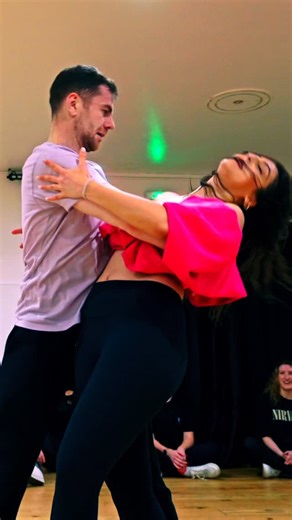 Salsa Bachata Lyon on Instagram: "🔥 Ambiance de feu à l’école Baila ! 🔥 Quand nos élèves découvrent le challenge qui les attend pour le gala de fin d’année… la motivation est à son comble ! 💃🕺 Viens voir la chorégraphie complète sur scène le 30 mai, ou mieux encore… rejoins le groupe, relève le challenge et danse avec nous ce soir-là ! ✨ #bachata #dancechallenge #bachatadancing #bachatadancers #bachatachoreography"