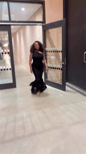 ledisi on Instagram: "We finished strong. ✨The last four shows were amazing! Thank you to every promoter who made space and took a chance on me. Thank You to every beautiful soul who took time out of their lives to come to my Fall European Tour. We did it! Thank you @bellaconcerts @kevinsgasser @soundboinick @lifeoftitus @harleysofficial @sanginsara @xavierlynnmusic @cjay_alexander @raydrumz We finished strong! Thank you God for covering us. ✨❤️  @lifeoftitus"