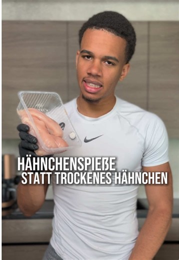 High Protein Hähnchenspieße (4 Stück) Nährwerte pro Spieß • Kalorien ca. 180 kcal • Eiweiß ca. 35 g • Kohlenhydrate ca. 2 g • Fett ca. 2 g Nährwerte gesamt • Kalorien ca. 720 kcal • Eiweiß ca. 140 g • Kohlenhydrate ca. 8 g • Fett ca. 8 g Zutaten • 600 g Hähnchenbrust • 120 g fettarmer griechischer Joghurt • 1 TL gepresster Knoblauch • 1 EL Zitronensaft • Gewürze: 1 TL Paprikapulver, 1 TL Kreuzkümmel, 1 TL Oregano, ½ TL Kurkuma (optional), ½ TL Zimt (optional), 1 TL Salz Zubereitung Die Hähnchenb