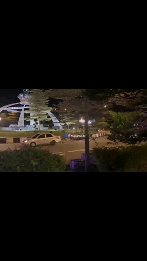 Kejadian Sebuah Kereta Axia Berpusing Di Bulatan Mahkota Beratus Kali, Pihak Polis Dari IPD Kluang Telah Berjaya Menghentikan Kereta Tersebut. Punca Kejadian Masih Belum Diketahui. #InfoKluang #KHi | KHI